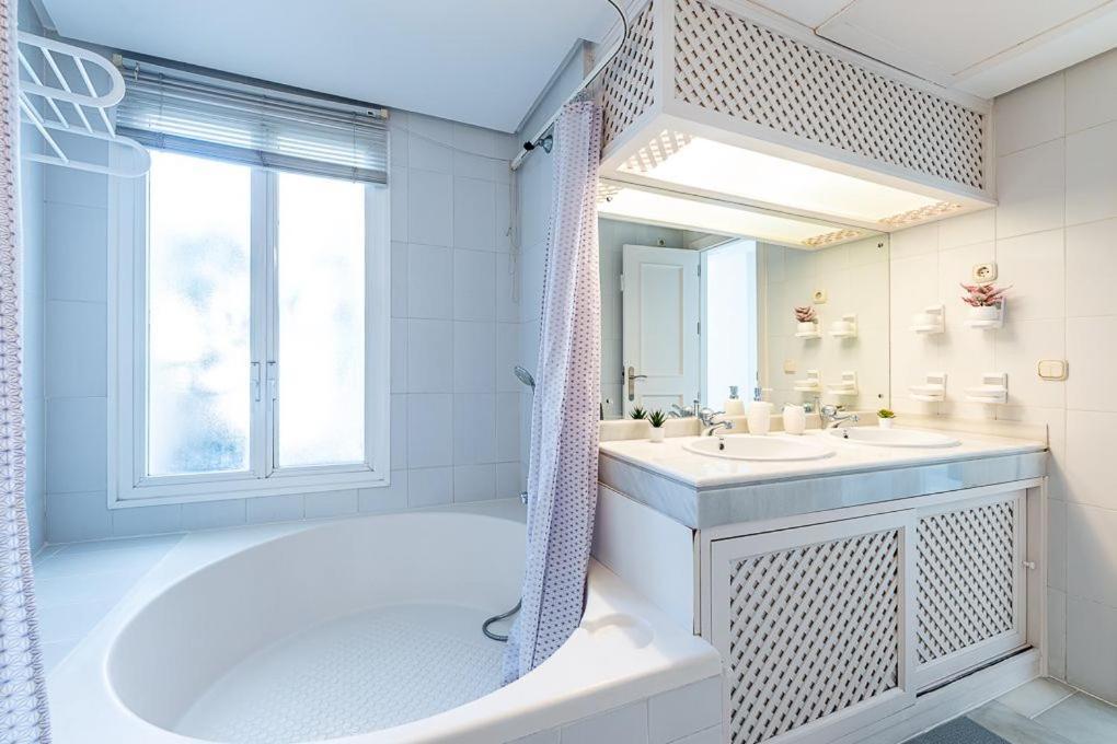 Puerto De Benalmadena Apartamento Vacacional Con Vistas Al Mar Y Yates Tres Habitaciones 2 Banos ภายนอก รูปภาพ